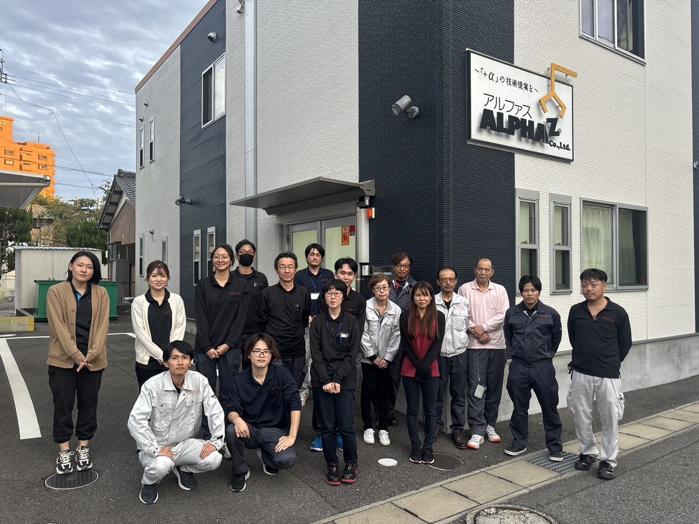 https://www.alphaz.co.jp/assets/images/site/company/alphaz_members02.jpg